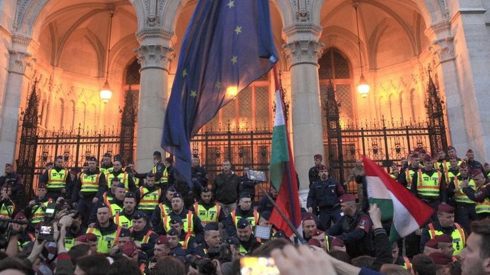 Полицейские блокируют вход в венгерский парламент, поскольку люди протестуют против законопроекта, который, по их словам, подорвет деятельность Центрально-Европейского университета (9 апреля 2017 г.)