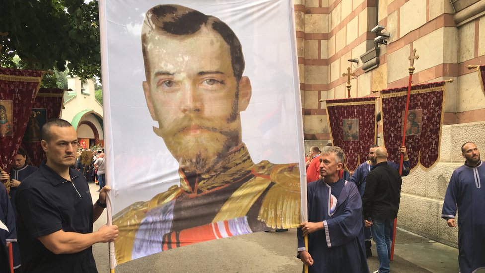 Građani drže fotografiju Nikolaja Drugog