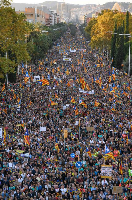 Люди собираются во время демонстрации за независимость, созванной Каталонским национальным собранием (ANC) и организациями Omnium Cultural против осуждения лидеров каталонских сепаратистов за попытку отделения в 2017 году, в Барселоне, 26 октября 2019 года