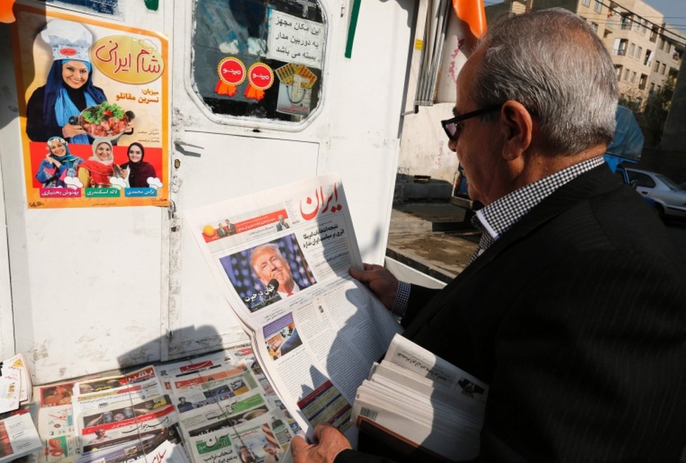 Мужчина из Ирана держит местную газету с портретом Дональда Трампа через день после его избрания новым президентом США в столице Тегеране 10 ноября 2016 года.