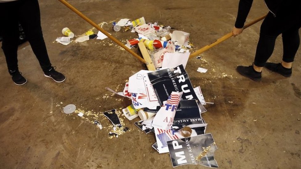 Собирают мусор, в том числе оторванные таблички с изображением предвыборной кампании кандидата в президенты от республиканцев Дональда Трампа