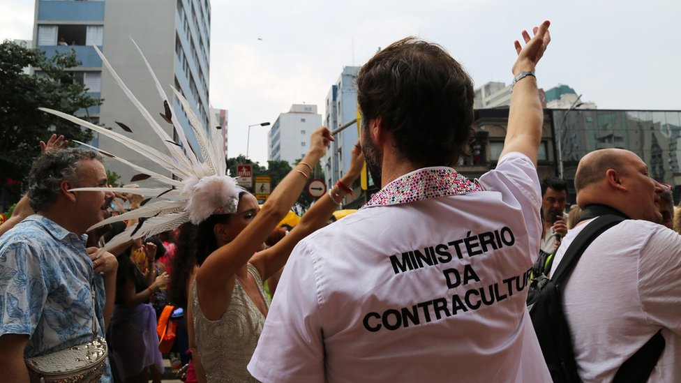 Muchas personas se burlaron del gobierno usando camisetas con el nombre de un falso "Ministerio de Contracultura".