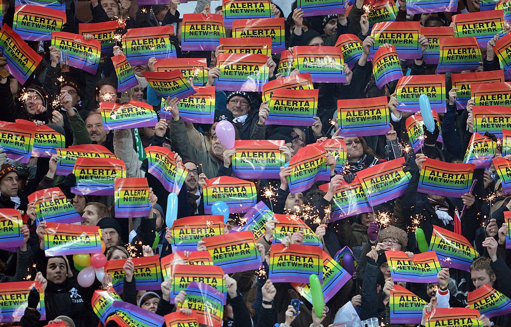 Hinchas defienden los derechos de la comunidad LGBT durante un partido del club. banderas getty