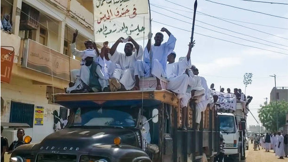 مؤيدون للجيش السوداني على متن سيارات تسير وسط العاصمة الخرطوم