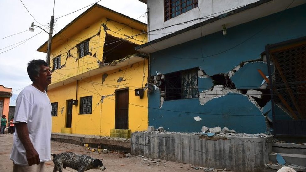 En el estado de Oaxaca decenas de viviendas y edificios públicos quedaron severamente dañados tras el reciente terremoto. Casas dañadas en Juchitán, Oaxaca