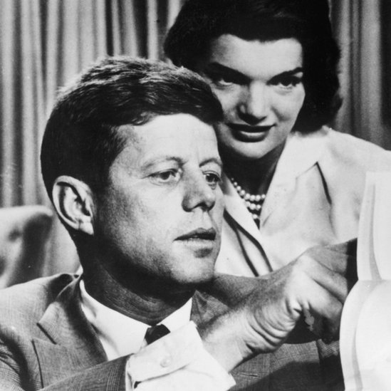 Kennedy tenía 46 años en el momento de su muerte. Kennedy y una mujer
