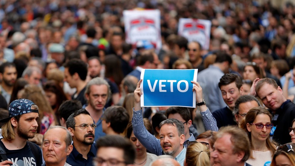 Демонстрант держит плакат с надписью «Вето» во время митинга против нового закона, принятого венгерским парламентом, который может заставить Центральноевропейский университет, основанный Соросом, покинуть Венгрию,