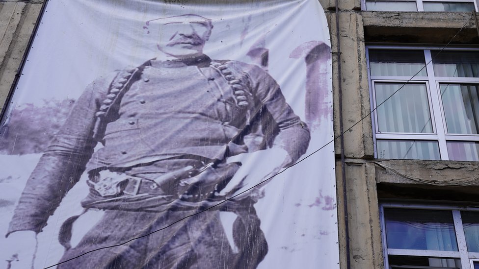 Isa Boljetinac, poznat kao heroj Kosova, bio je albanski borac za nezavisnost krajem 19. i početkom 20. veka. Njegov portret postavljen je na zgradi javne biblioteke. Na mestu nekadašnje biblioteke danas se nalazi restoran brze hrane