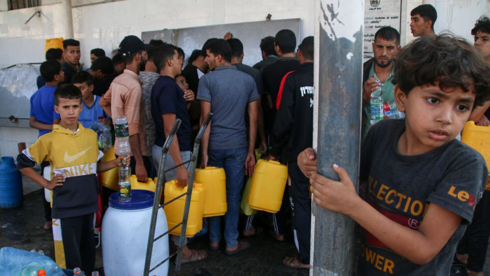 汗尤尼斯某供水站巴勒斯坦人在打水（14/4/2023）