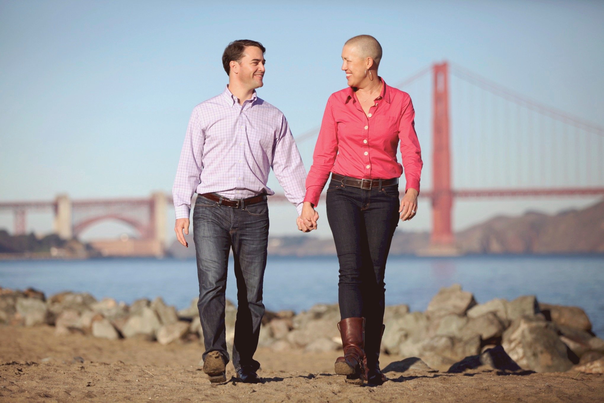 Sarah McDonald caminando por San Francisco con su esposo