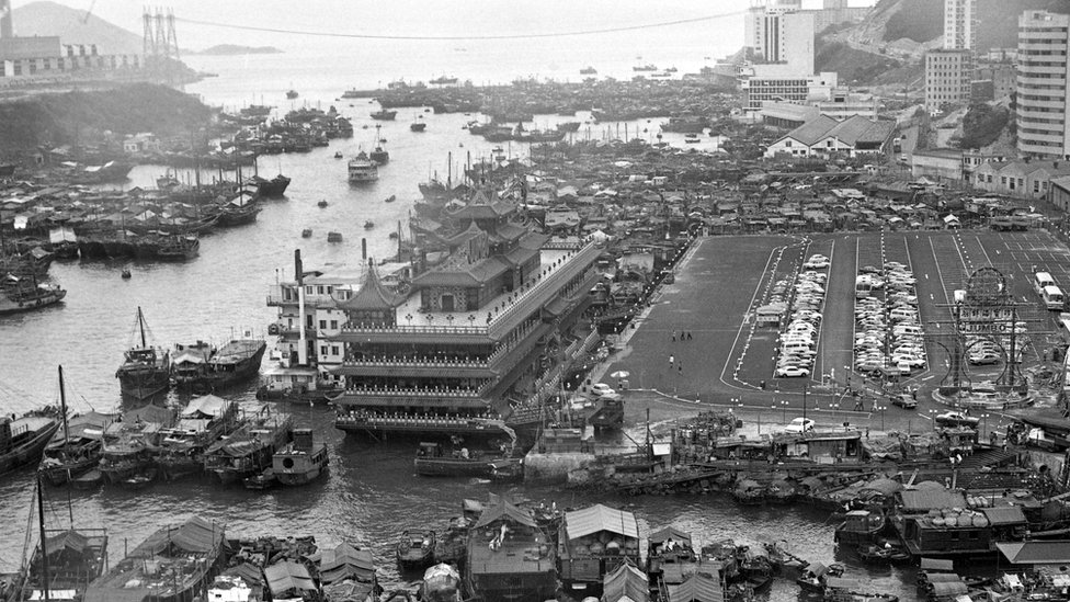 珍寶海鮮舫停泊在香港仔海旁（15/4/1977）