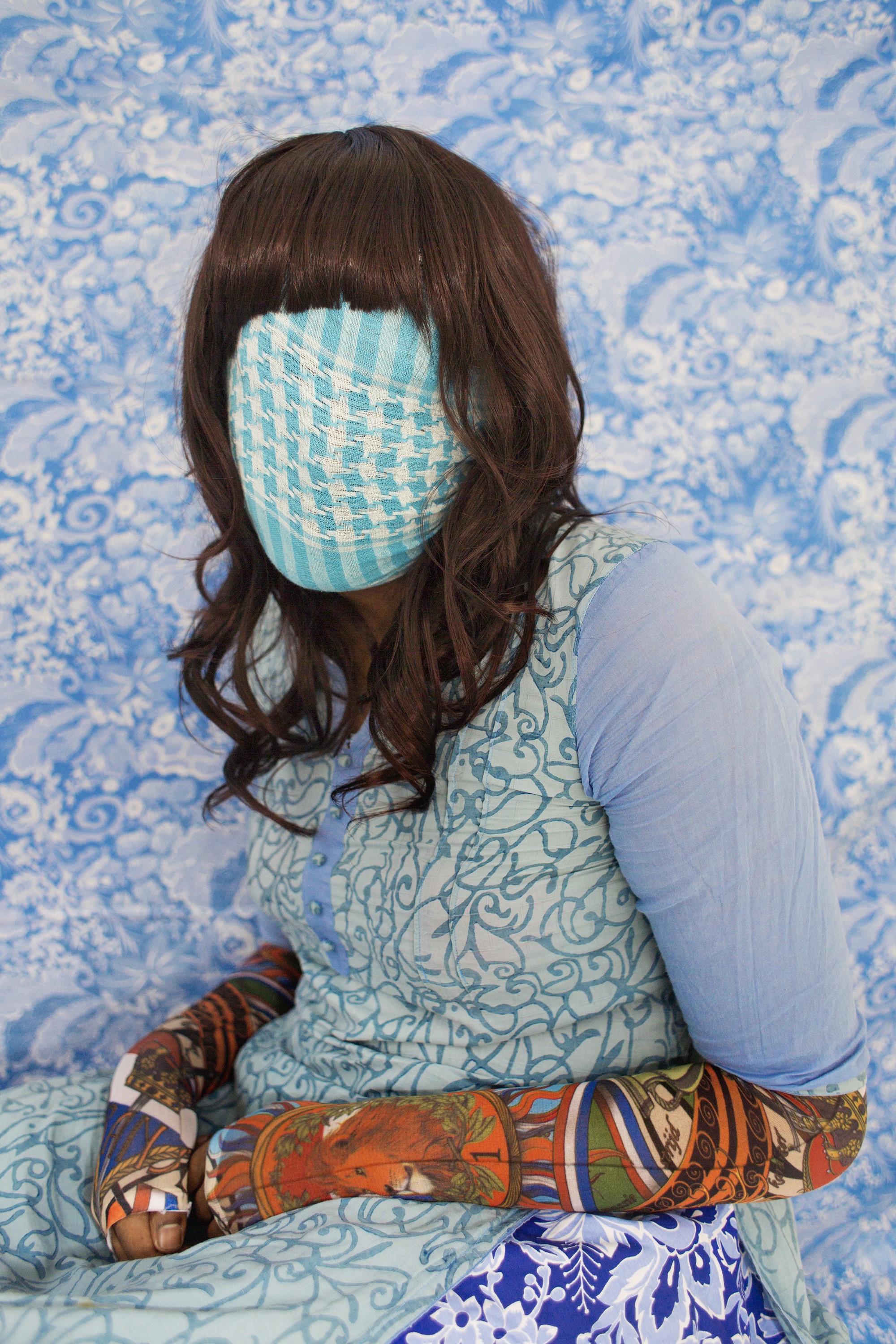 Бангладешская женщина с лицом, покрытым синей тканью