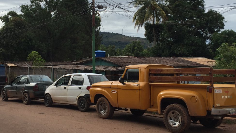 Desde última hora de la tarde se forman las filas para repostar el día siguiente en Santa Elena. Fila de autos