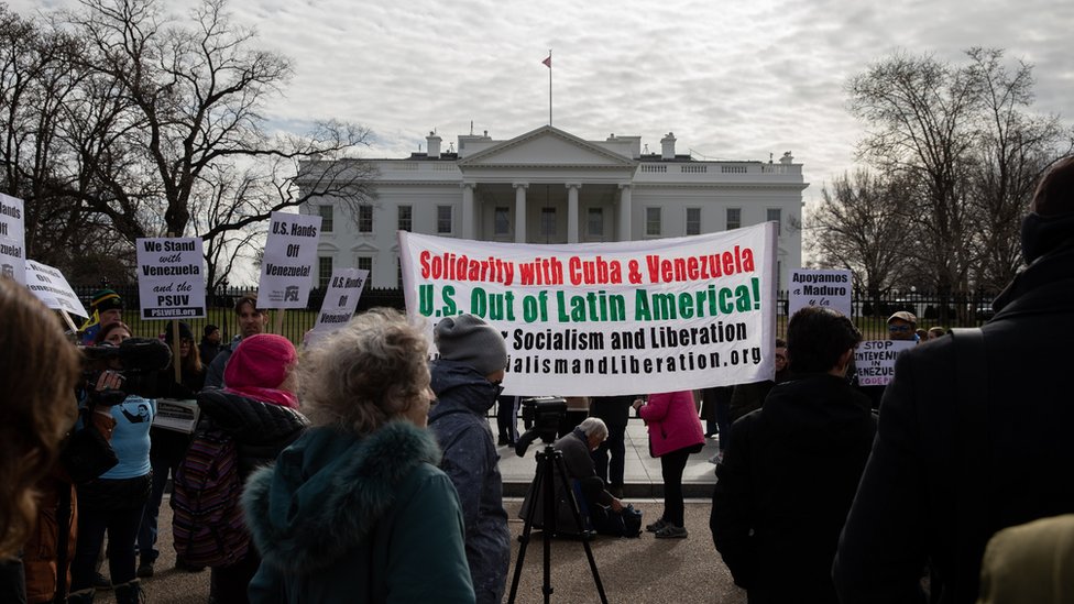 محتجون على الموقف الأمريكي يرفعون رايات الاحتجاج أمام البيت الأبيض