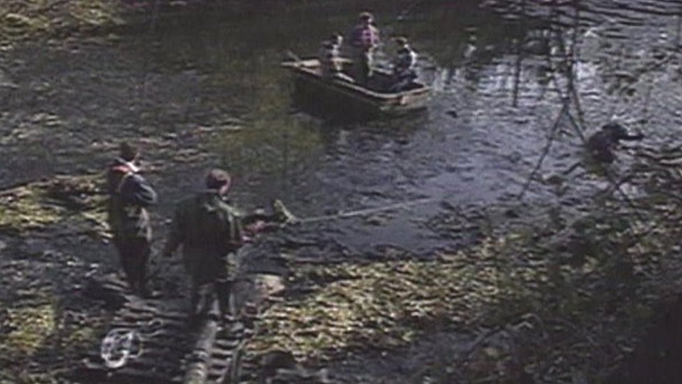 Полицейские водолазы ищут в Рамси в 1992 году