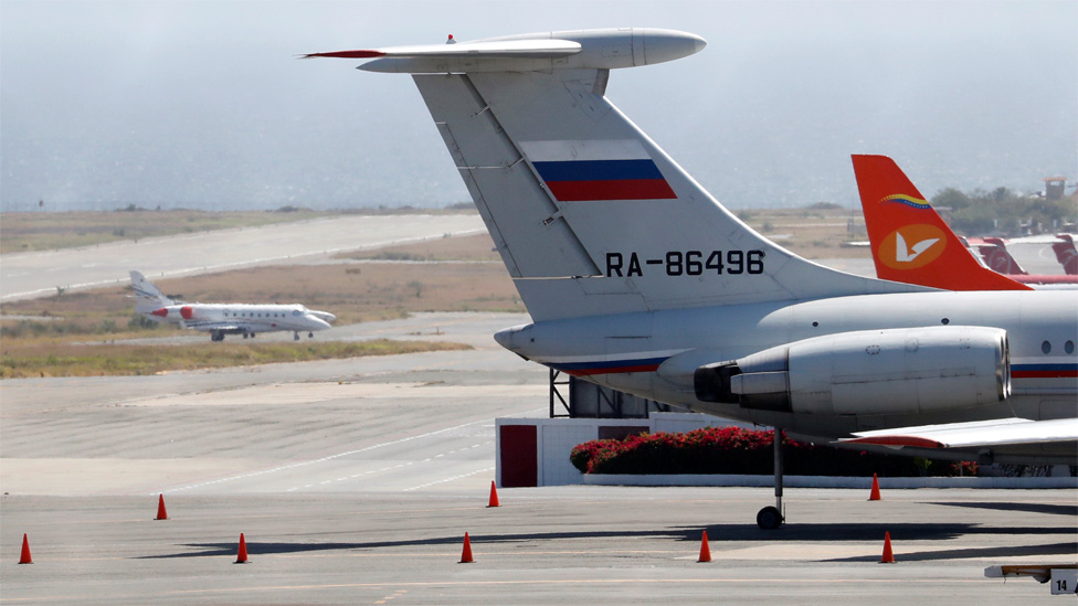 NO USAR, BBC. Un avión con bandera rusa en el aeropuerto internacional de Caracas en marzo.