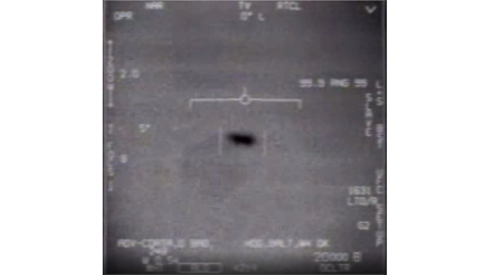 print de vídeo em que piloto identifica objeto no céu