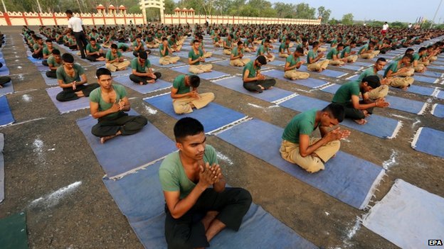 Военнослужащие индийской армии практикуют йогу на военной базе в преддверии Всемирного дня йоги в Бхопале, Индия, 20 июня 2015 года.