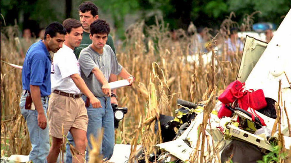 La familia alega que las investigaciones de la muerte incurrieron en errores y mal manejo de las pruebas. Pero también dicen que los peritos y testigos han muerto como parte de la conspiración. Helicoptero de Menem Jr