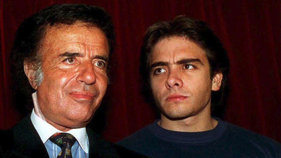 Carlos Menem junior (derecha) era piloto de automóviles, una afición que le heredó a su padre. Carlos Menem junior (derecha) era piloto de automóviles, una afición que le heredó a su padre.