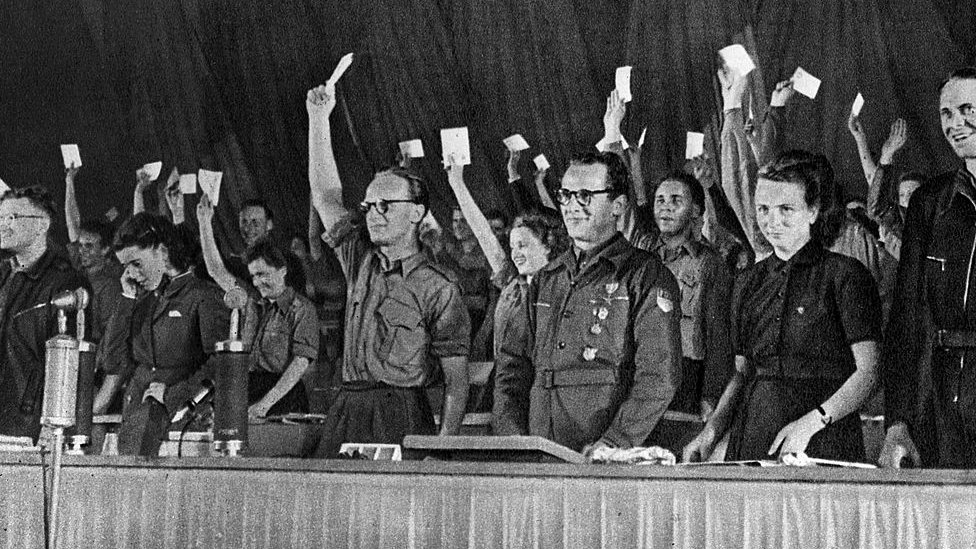 Los jóvenes de la RDA tenían más opciones de acceder a estudios superiores si se alistaban en la Juventu Alemana Libre. Una de las primeras reuniones de la Juventud Alemana Libre. El tercero por la derecha es Erich Honecker, que llegaría a jefe de estado.