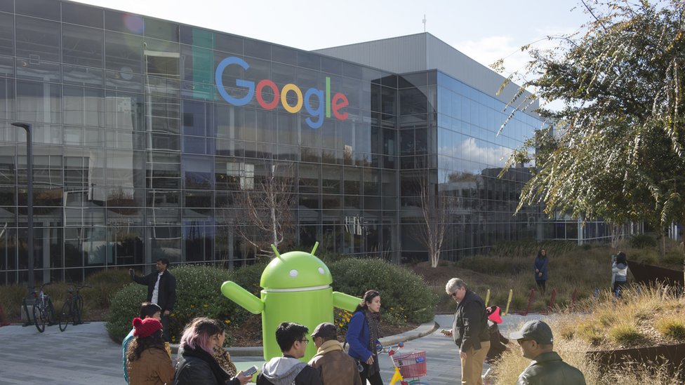 Туристы стоят перед гигантским талисманом Google Android в штаб-квартире Google