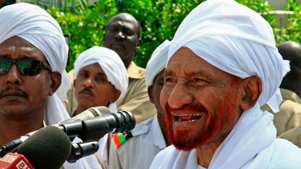 Главный лидер суданской оппозиции и бывший премьер-министр Садик аль-Махди обращается к верующим во время молитвы Ид аль-Фитр, знаменующей окончание священного месяца мусульманского поста Рамадан, 5 июня 2019 года в Омдурмане, на другом берегу Нила от столицы Хартума.