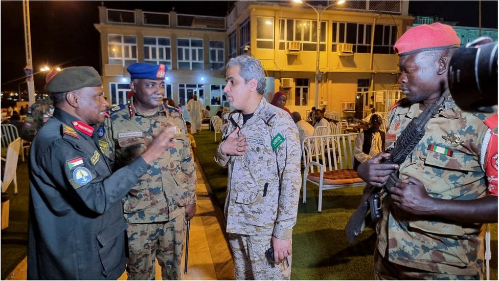 ضابطان من الجيش السوداني والسعودي يتحدثان مع بعضهما أثناء عملية إجلاء في بورتسودان