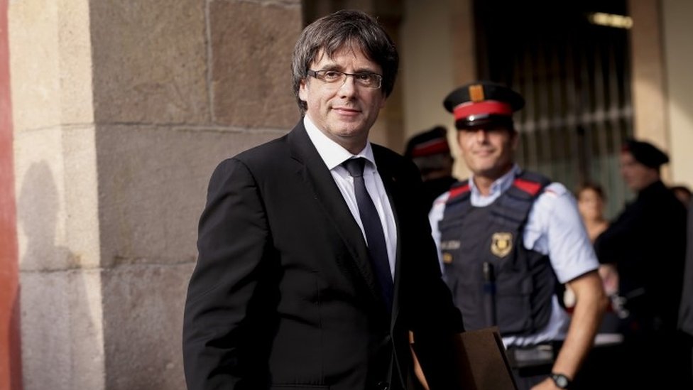 Президент регионального правительства Каталонии Карлес Пучдемон прибывает, чтобы выступить перед региональным парламентом Каталонии в Барселоне 10 октября 2017 года.