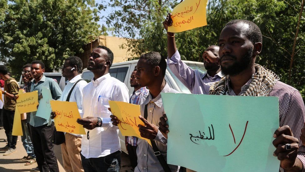 سودانيون يرفضون التطبيع مع إسرائيل