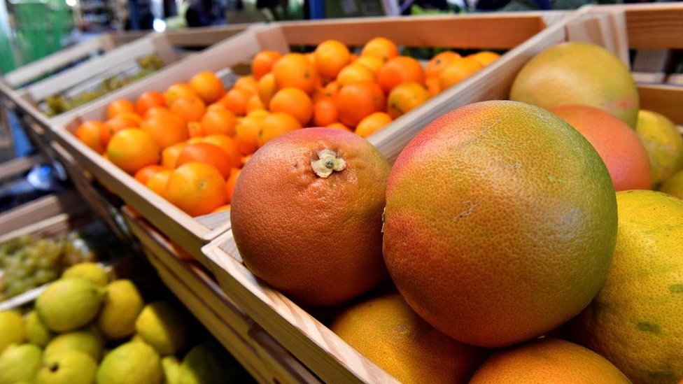 Naranjas en supermercado.