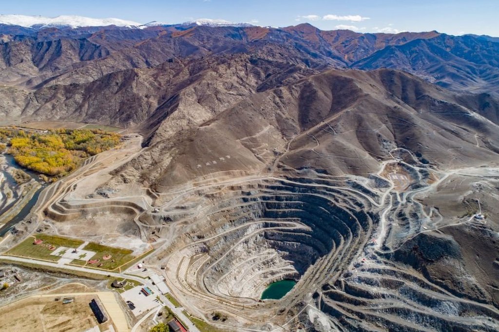Vista aérea de la "pegmatita 3", el pozo minero más grande del mundo, en el Geoparque Nacional Koktokay el 27 de septiembre de 2020 en el condado de Fuyun, Región Autónoma Uygur de Xinjiang, China.
