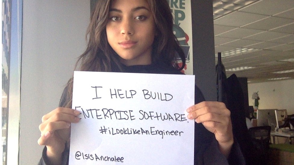 Исис Анчали держит табличку с надписью «Я выгляжу как инженер»