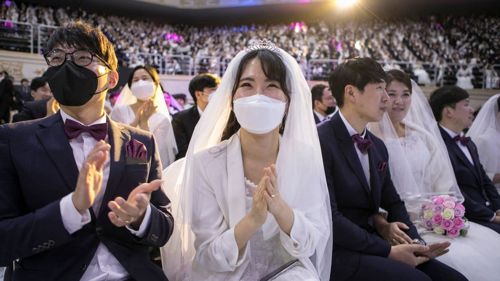 Parejas boda con máscaras