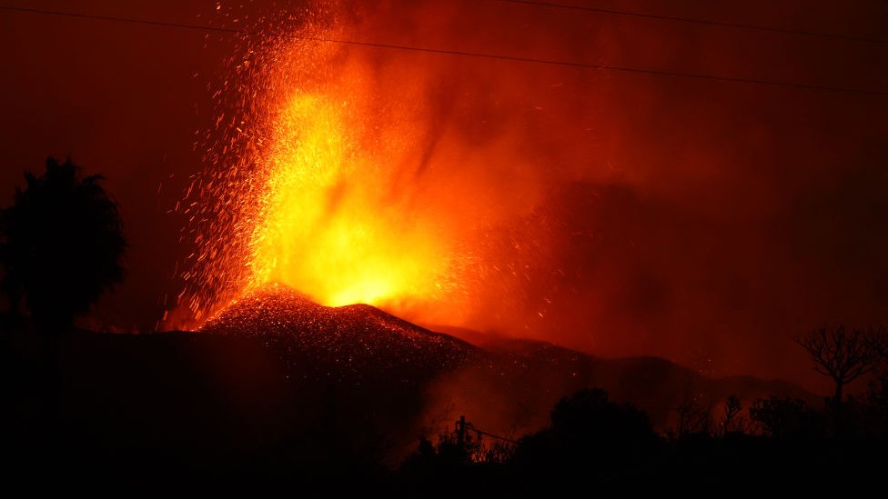 Volcán escupiendo fuego.