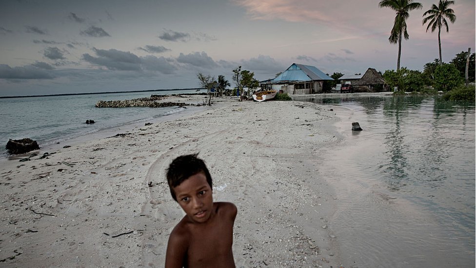Un niño en Kiribati.