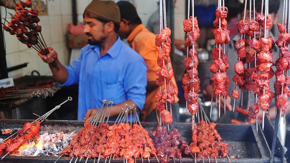 Un vendedor musulmán asa kebabs de carne en preparación para el rompimiento del ayuno musulmán en Bombay, 19 de agosto 2010