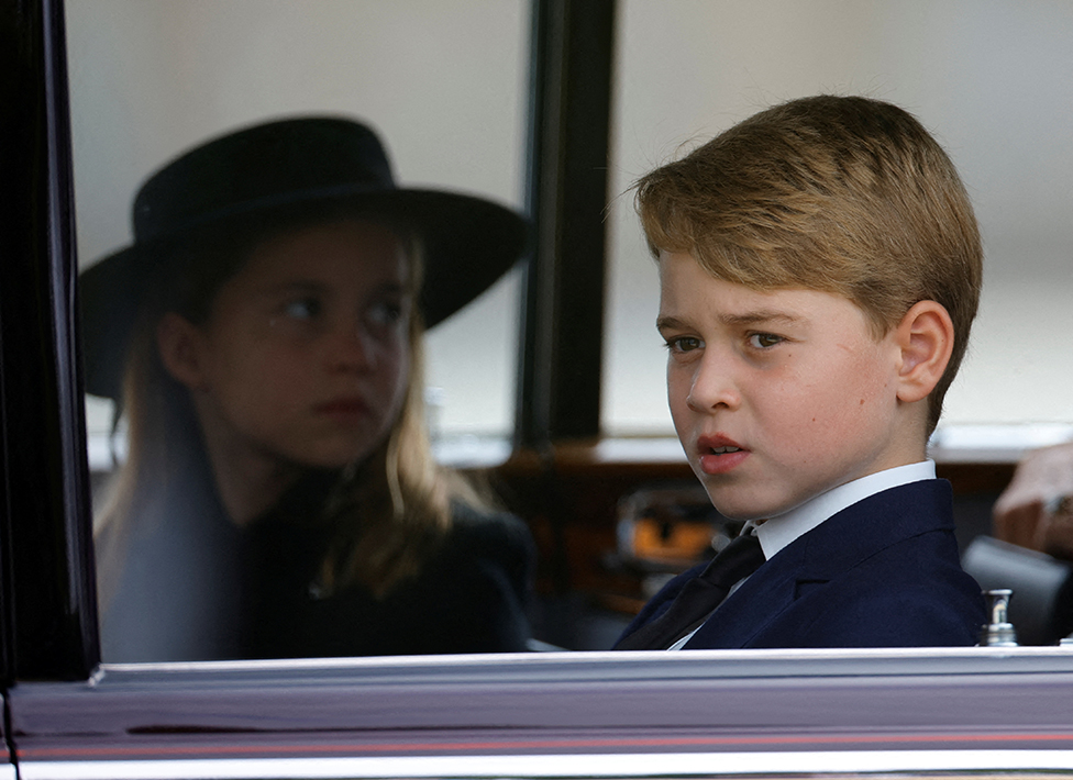 Princ Džordž i princeza Šarlota u automobilu tokom sahrane kraljice Elizabete Druge, London 19. septembar 2022. godine