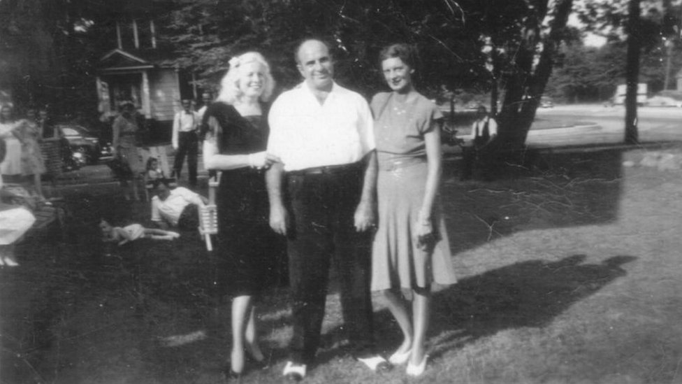 Mae, Al Capone, e Muriel, irmão de Mae, em Nova Jersey na década de 1940