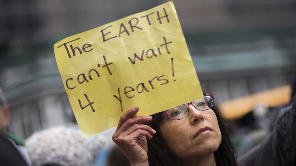 "¡La Tierra no puede esperar cuatro años!", dice este cartel en referencia al tiempo que dura la legislatura en EE.UU. Marcha ecologista