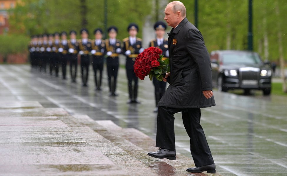 Президент России Владимир Путин возлагает цветы к Могиле Неизвестного солдата