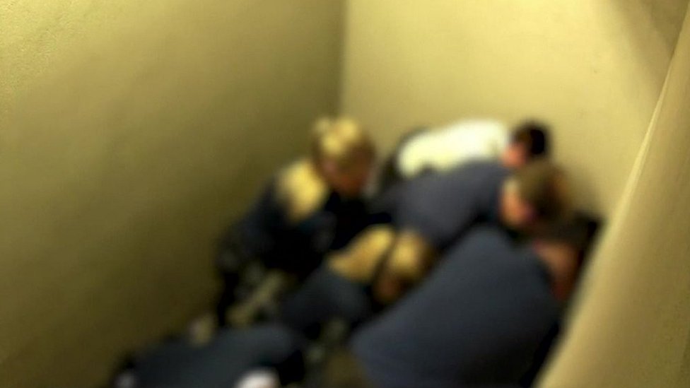 Размытое изображение показывает, как полиция задерживает Йозефа Хованца после его ареста в Шарлеруа