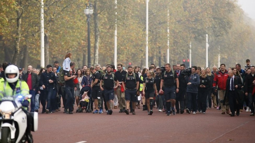 «Прогулка с ранеными» (WWTW) Члены «Прогулки по Британии» проходят по торговому центру, подходя к финишу у Букингемского дворца