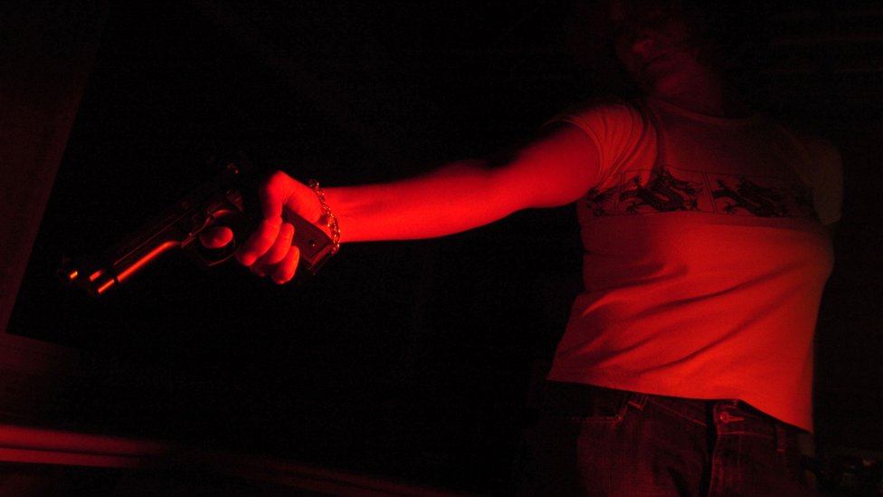 El análisis permite saber si el disparo fue hecho desde arriba o desde abajo. Mujer disparando