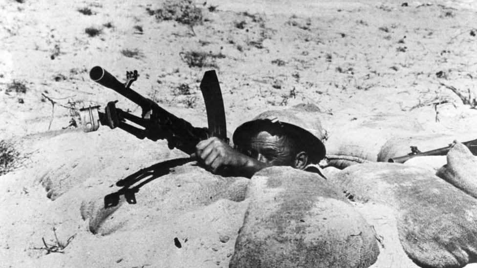 Un soldado con un arma pesada.