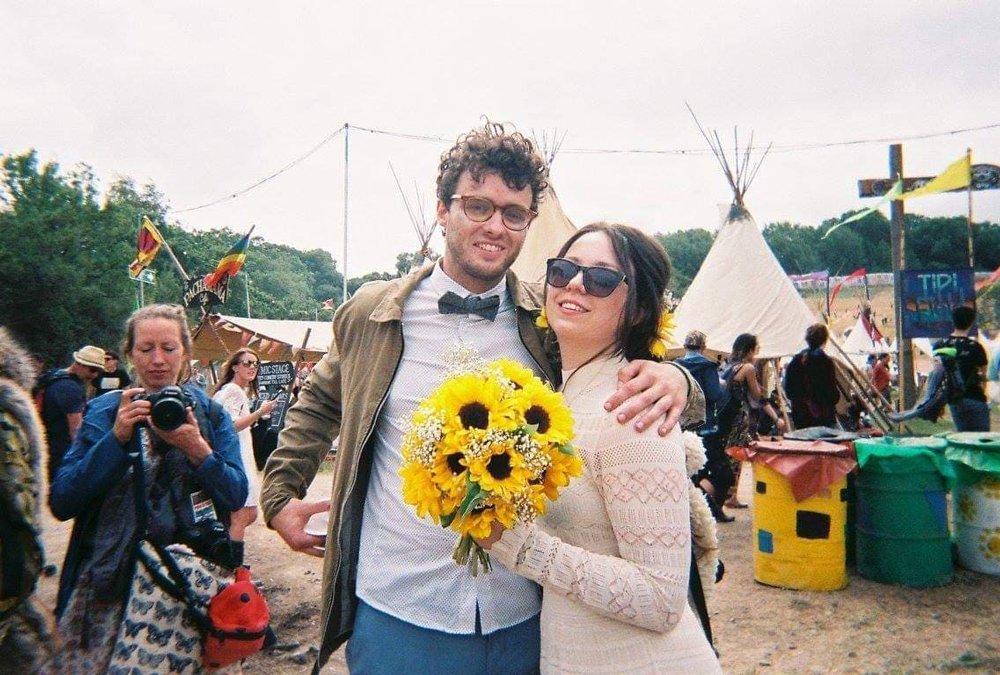 Мужчина с женщиной, держащей букет цветов