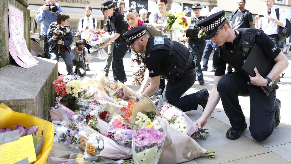 Полиция возлагает цветы в Манчестере