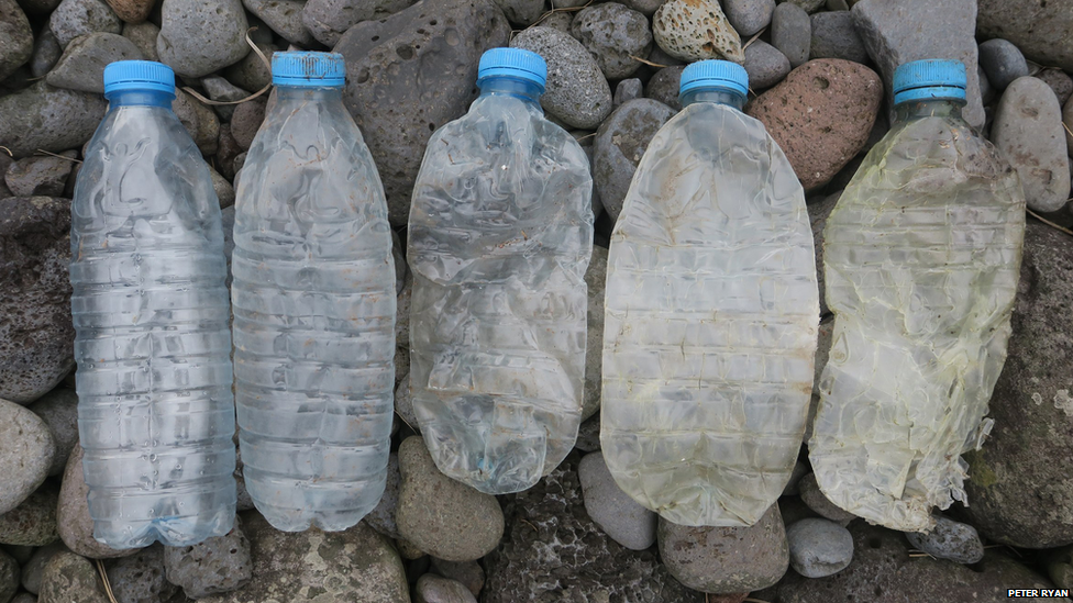 Выброшенные бутылки с водой