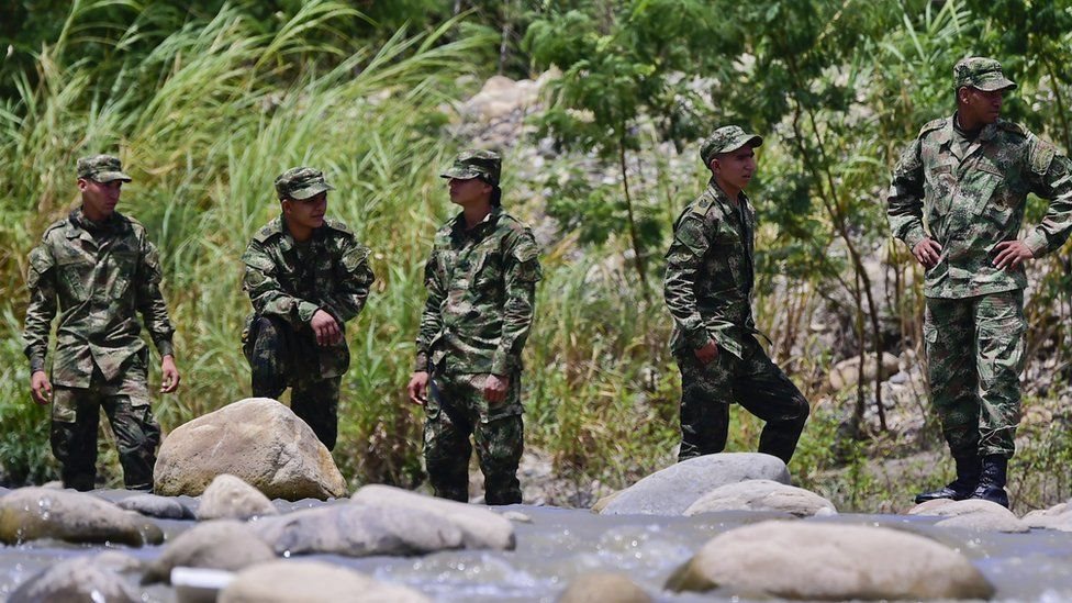 Desde febrero de 2017 el ELN negocia la paz con el gobierno, siguiendo los pasos de las FARC, que alcanzaron un acuerdo en noviembre de 2016. Ejército de Liberación Nacional