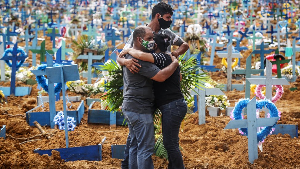 Parentes de vitimas em cemiterio em Manaus